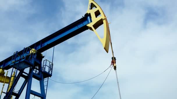石油萃取过程中重复上下机械运动的电油泵 — 图库视频影像