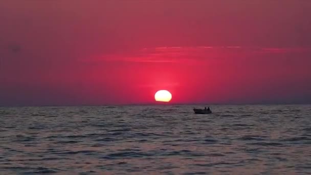 Hora Dourada Vermelha Sol Desaparecendo Além Horizonte Com Pequeno Barco — Vídeo de Stock