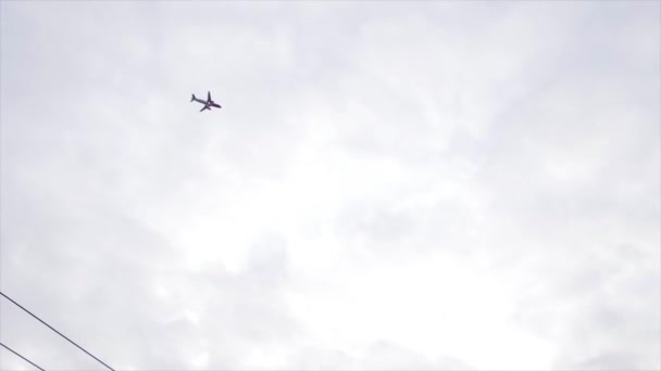 Avião Voando Céu Acima Uma Cidade Urbana Viajando Avião Para — Vídeo de Stock