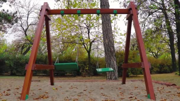 Nawiedzone Huśtawki Huśtające Się Placu Zabaw Dla Dzieci Parku — Wideo stockowe