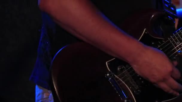 吉他手在音乐会现场的舞台上弹奏吉他 摇滚音乐人在吉他上的独奏曲 视频剪辑