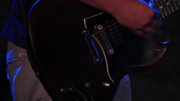 Gitarrist Spelar Rockmusik Scen Live Musiker Som Spelar Solo Gitarr — Stockvideo