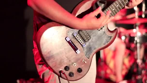 Kytarista Hrající Elektrickou Kytaru Koncertě Jevišti Živé Vystoupení Kytaristy Dřevěnou — Stock video