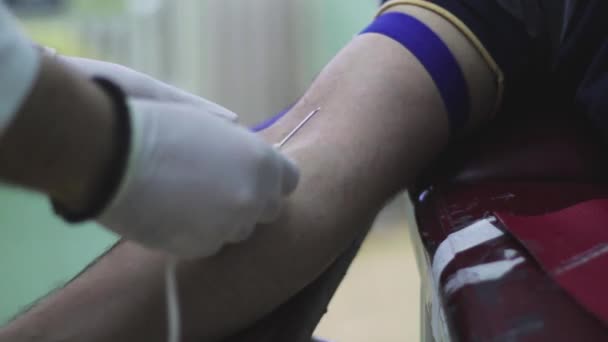 Doktor Bir Hastanın Eline Damar Enjekte Ediyor Kan Bağışı Enjeksiyon — Stok video