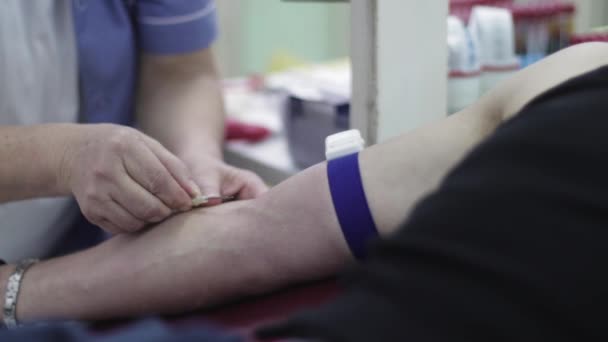 医療従事者が患者の手に注射針を注射する 看護師 献血だ — ストック動画