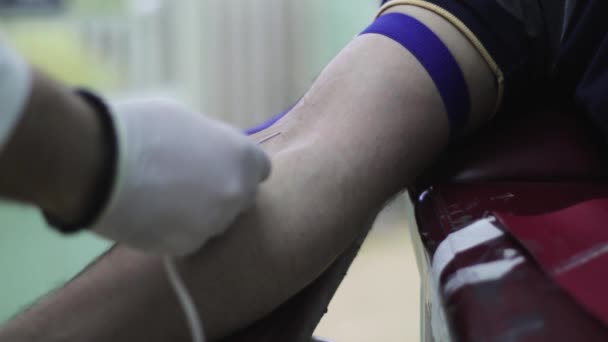 Врач Вводит Иглу Руку Пациента Игла Ванне Кровавое Донорство — стоковое видео