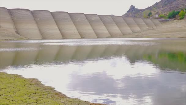 Grande Represa Refletindo Sobre Superfície Água Pequeno Lago Abaixo Dele — Vídeo de Stock