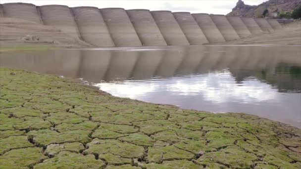 Staudamm Und Ein See Mit Wenig Wasser Verursacht Durch Eine — Stockvideo