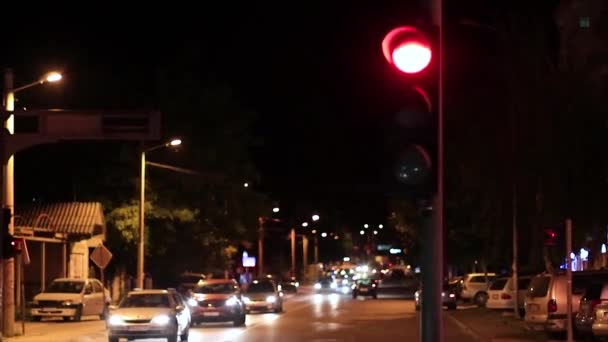 Coches Que Detienen Una Señal Stop Esperando Volverse Verdes Para — Vídeo de stock