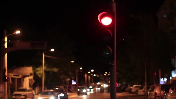 Движение Ночью Останавливается Светофоре Ожидая Станет Зеленым Стоп Сигнал Медленно — стоковое видео