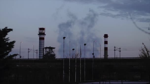 煙やガスを大気中に排出する工場による産業汚染 — ストック動画