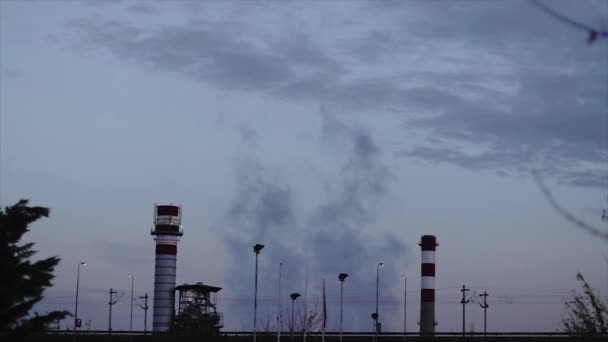 Викиди Токсичних Газів Димлять Випаровуються Високих Димоходів Заводу Забруднення Повітря — стокове відео