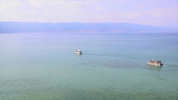 Dos Barcos Flotando Agua Lago Natural Uno Tras Otro Concepto — Vídeos de Stock