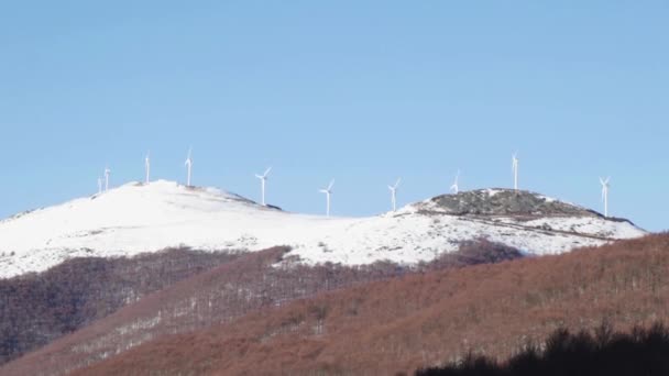 Wiatraki Szczycie Góry Farma Wiatraków Energia Odnawialna Tania Moc — Wideo stockowe