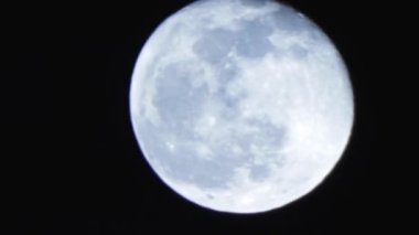 Gece gökyüzünde dolunay bulutların arkasında saklanıyor..