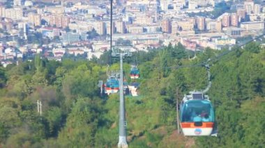 Avrupa 'nın bir kentindeki bir kablolu tren yolunda yaz yolculuğu.