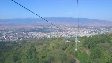 Asansörlü teleferikten havadan çekim yapmak ve daha fazla asansör vagonu inip çıkmak..