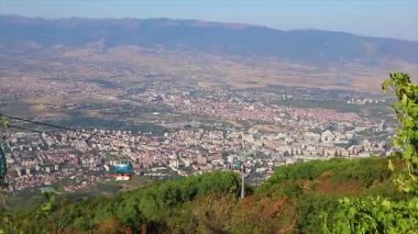 Dağlardaki tramvaydan panoramik şehir manzarası.
