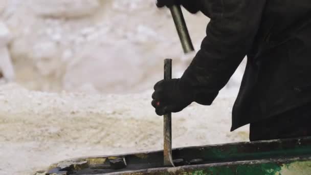 Çalışkan Demirci Çelik Çekiçle Metal Bir Çubuğu Çekiçliyor — Stok video