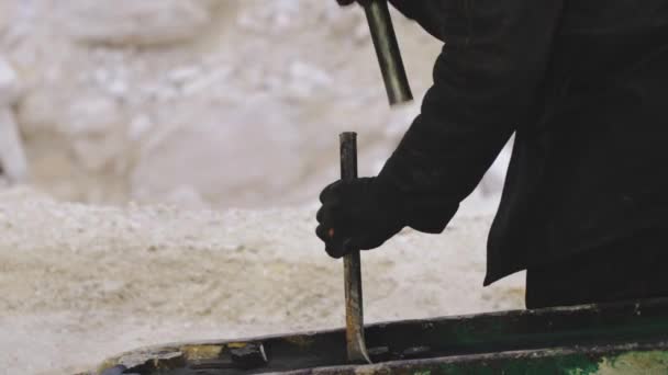 鋼のハンマーで金属棒をハンマーで硬い作業鍛冶屋 — ストック動画