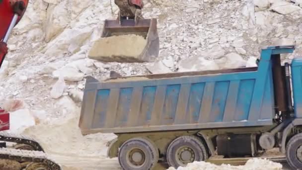 트럭에 모래를 나르는 발굴자 불도저가 모래를 모래를 운반하는 — 비디오