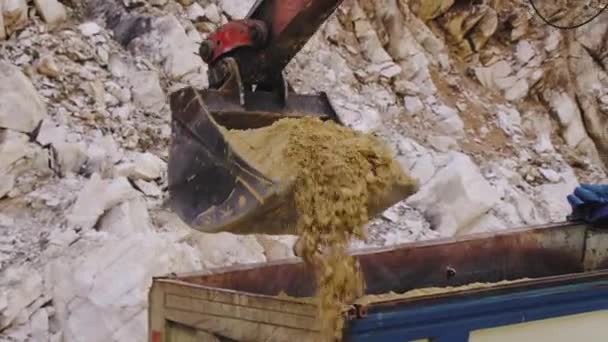 Está Excavando Material Construcción Una Mina Arena Carga Cucharas Excavadoras — Vídeo de stock
