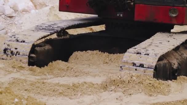 挖掘机缓慢地装载一辆装有沙子的卡车 建筑材料 免版税图库视频片段