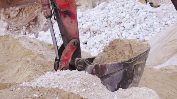 Kazıcı Kamyona Ağır Çekimde Kum Yüklüyor Nşaat Malzemesi — Stok video