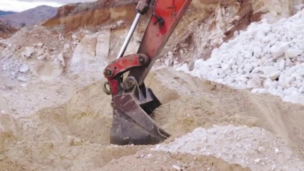 挖掘机缓慢地装载一辆装有沙子的卡车 建筑材料 — 图库视频影像