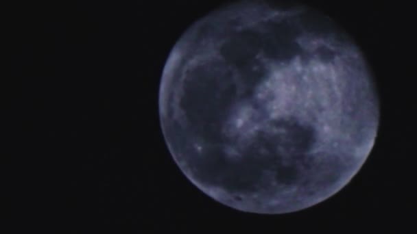 Pełnia Księżyca Chowa Się Chmurami Nocnym Czarnym Niebie — Wideo stockowe