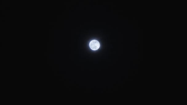 Zooming Uma Lua Cheia Noite — Vídeo de Stock