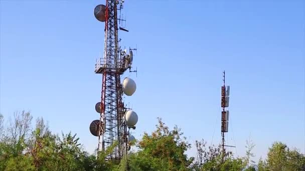 Grande Antenne Haute Émetteur Radio Plein Antennes Paraboliques Émettant Des — Video