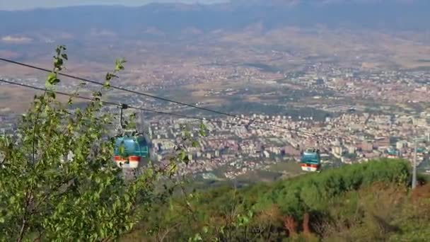Bir Şehir Manzarası Tepeden Tırnağa Yayılan Bir Kablo — Stok video