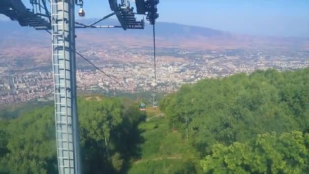 Tiro Movimento Filmado Partir Teleférico Movimento Subindo Uma Montanha Com — Vídeo de Stock