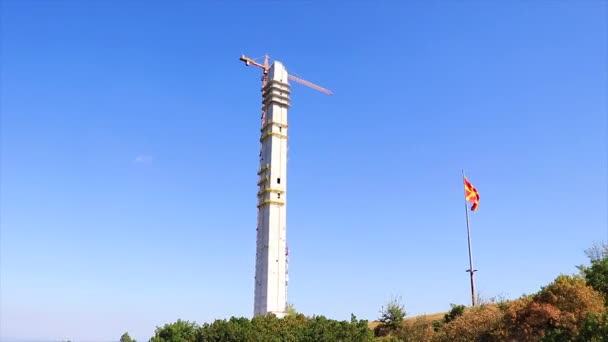 Grande Torre Concreto Construção Com Guindaste Sobre Ele Bandeira Macedônia — Vídeo de Stock