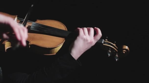 Violinista Che Suona Violino Sul Palco Buio Musicista Esibendosi Strumento — Video Stock