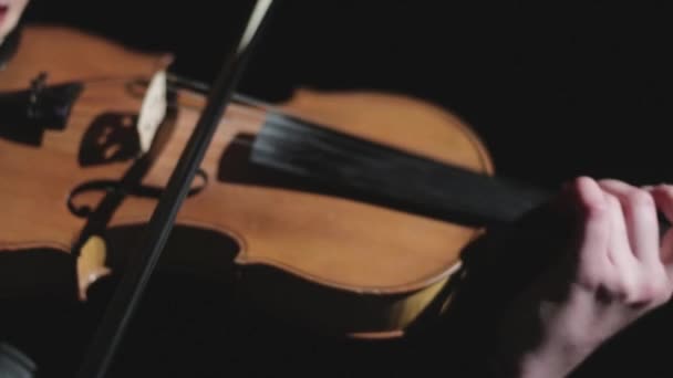 ヴァイオリニストがゆっくりとバイオリンを弾く ソリストだ 楽器だ コンサートだ 古典音楽 — ストック動画