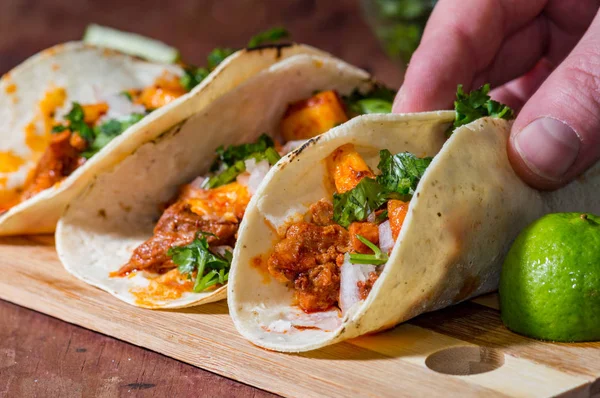 Recoger tacos mexicanos frescos y sabrosos de adobada para comer — Foto de Stock