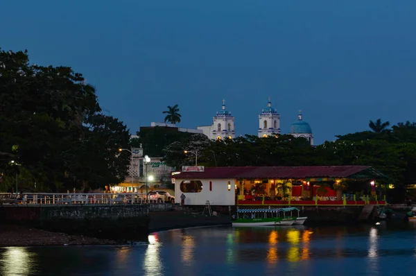 Catemaco Malecon och restaurang, kopiera utrymme — Stockfoto