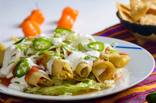 Flautas, también llamados taquitos, comida mexicana — Foto de Stock