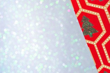 Noel arkaplanı. Ağaç kurdelesi ve parıltı, bulanık arkaplan