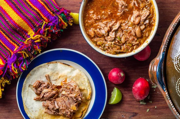 Auténtico estofado de birria mexicana, una comida tradicional del estado — Foto de Stock