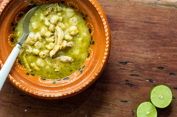 Pozole verde, cocina tradicional mexicana, guiso hominio — Foto de Stock