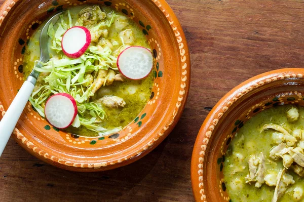 Pozole verde, cocina tradicional mexicana, guiso hominio —  Fotos de Stock