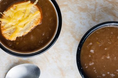 Peynirli kızarmış ekmek ve Fransız soğan çorbası.