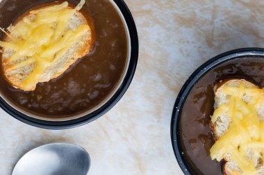 Peynirli kızarmış ekmek ve Fransız soğan çorbası.