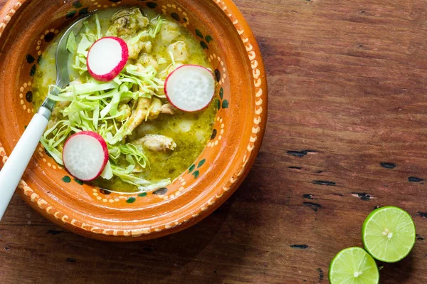 Pozole verde, cocina tradicional mexicana, guiso hominio —  Fotos de Stock