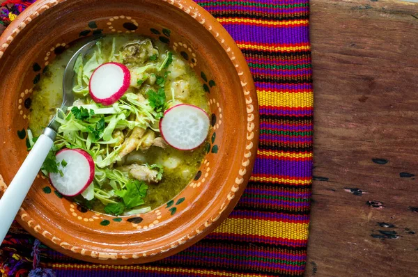 Pozole verde, cocina tradicional mexicana, guiso hominio —  Fotos de Stock