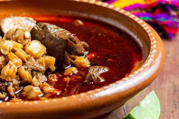 Pozole rojo mexicano, cerdo tradicional y guiso ominoso —  Fotos de Stock