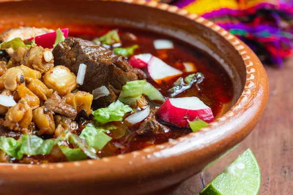 Meksika Kırmızı Pozole, Domuz ve Hominy Güveci